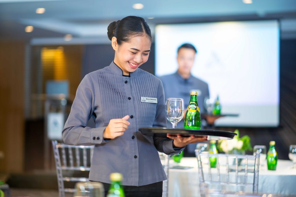 Read more about the article Elevating Service Standards: The Importance of Ongoing Food and Beverage Training